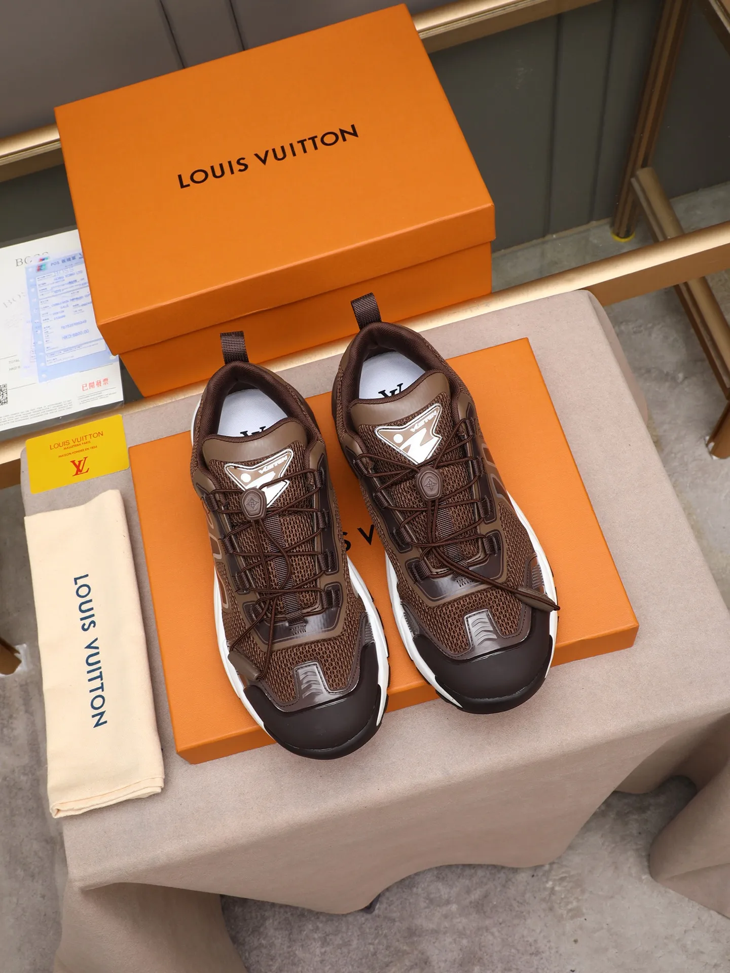 Men's Men's Shoes 💰640 LV Louis Vuitton L Jialu Brand Runner Tatic Series Thick-soled Casual Sports Shoes Running Shoes This LV Runner Tatic sports shoe combines technical materials such as mesh fabric and ribbons to interpret the inspiration of traditional mountaineering shoes. LV letters are written on one side, the lariat buckle of the quick lacing system is embellished with Monogram flowers and Louis Vuitton logos, and the light and wear-resistant rubber outsole completes the whole package. The delivery counter is beautifully packaged🛍📦 ▪️Fabrics: Original imported custom technical fabric + mesh ▪️Inner lining: Original custom-made breathable mesh ▪️Sole: Original open-molded anti-slip rubber combination material ▪️Sole thickness: 4CM ▪️Size: Men's size 38-44, (45 must be customized)